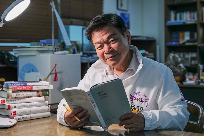 이필형 동대문구청장이 지난달 발간한 ‘말이 세상을 바꾼다’ 책을 보고 있다.