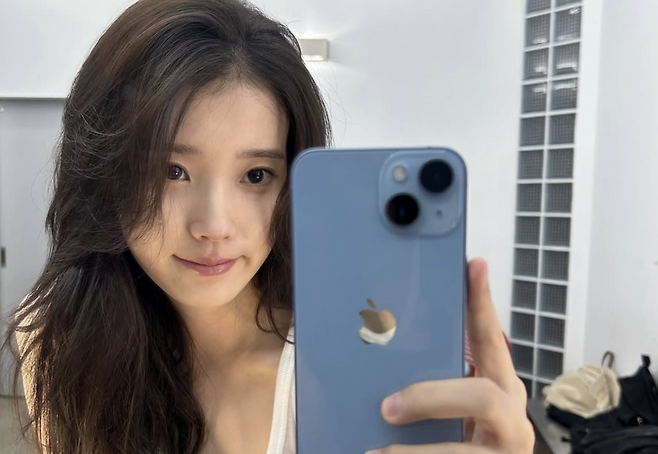 애플 아이폰 사용자로 잘 알려진 아이유. 사진은 기사 내용과 무관함. [아이유 공식 인스타그램 캡처]