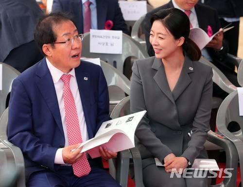 【서울=뉴시스】배훈식 기자 = 부처님 오신날인 22일 오전 서울 종로구 대한불교 조계종 조계사에서 열린 법요식에 참석한 홍준표(왼쪽) 자유한국당 대표와 배현진 중앙당선대위원회 대변인이 나란히 앉아 있다. 2018.05.22. dahora83@newsis.com