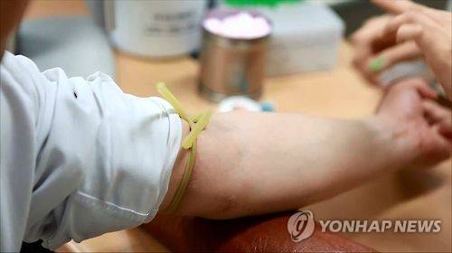 혈액검사하는 모습 [연합뉴스TV 자료]