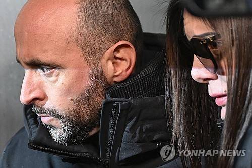 검찰 출석하는 자크 모레티(왼쪽), 제시카 모레티 부부 [EPA 연합뉴스. 재판매 및 DB 금지]