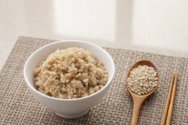 흰쌀에 현미를 20~30%만 섞어도 식사 속도가 느려져 배부름이 오래간다. 클립아트코리아