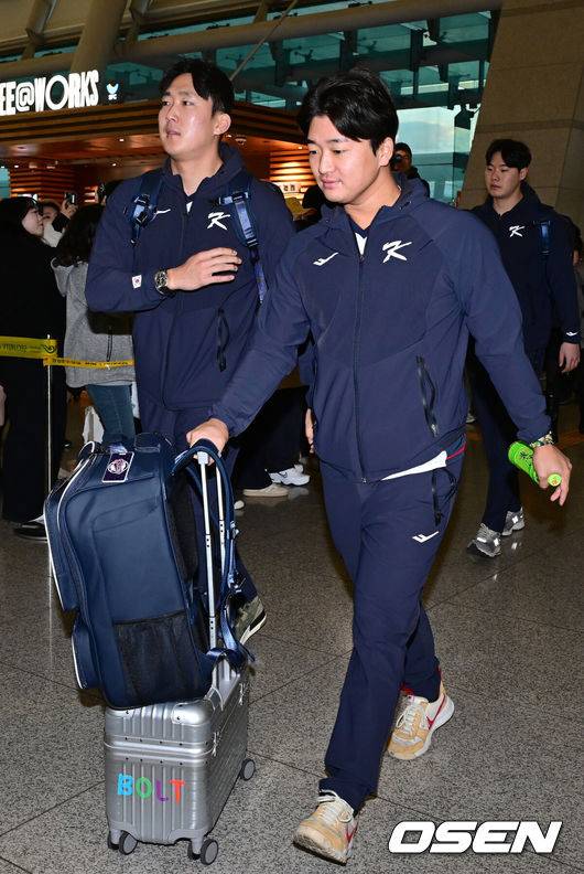 [OSEN=인천공항, 최규한 기자] 류지현 감독이 이끄는 한국 야구대표팀이 오는 3월 열리는 WBC를 준비하기 위해 9일 오전 인천공항을 통해 미국령 사이판으로 출국했다.류지현호는 9일부터 21일까지 사이판에서 1차 전지훈련 담금질에 나선다.대표팀 고우석과 손주영이 출국장에 들어서고 있다. 2026.01.09 / dreamer@osen.co.kr
