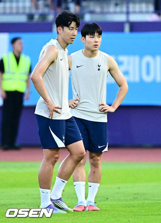 [OSEN=안양, 지형준 기자] 2일 오후 안양종합운동장에서&nbsp;‘2025&nbsp;쿠팡플레이 시리즈’ 토트넘 훗스퍼 오픈 트레이닝이 열렸다.이날 오전에 열린 기자회견에서 손흥민은 토트넘과 이별을 발표했다. 토트넘은 3일 오후 8시 서울월드컵경기장에서 쿠팡플레이 시리즈 2차전 뉴캐슬 유나이티드와 친선 경기를 가진다. 손흥민의 토트넘 소속 마지막 경기일 수도 있다.토트넘 양민혁, 손흥민이 훈련을 하고 있다. 2025.08.02 / jpnews@osen.co.kr