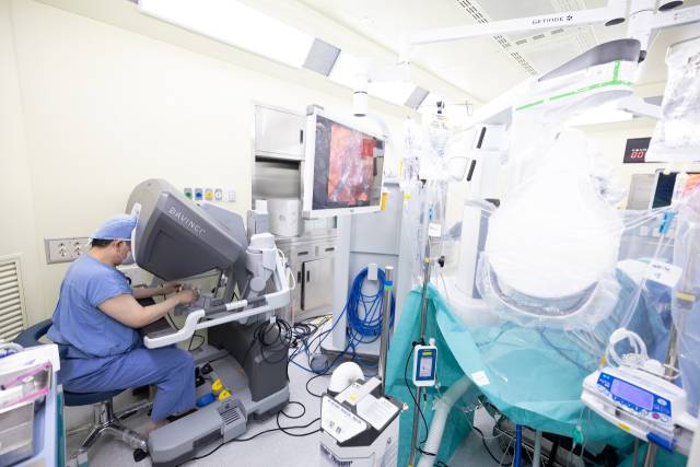 장인호 중앙대병원 비뇨의학과 교수가 다빈치 SP를 이용한 전립선암 로봇수술을 진행 중이다. 사진 제공=중앙대병원