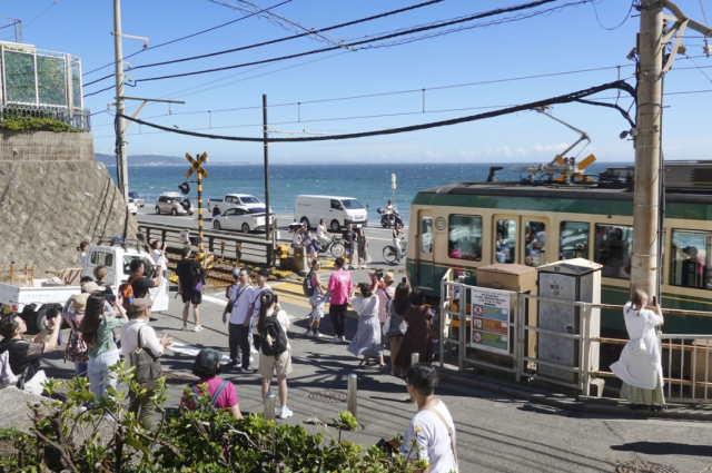 만화 '슬램덩크'의 성지인 에노시마의 선로 건널목. 연합뉴스