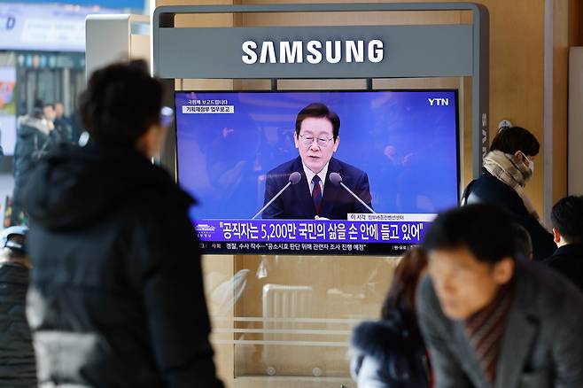 2025년 12월 11일 서울역에서 이재명 대통령의 취임 후 첫 기관별 업무보고(기획재정부·국가데이터처) 모두 발언 생중계 화면이 나오고 있다. 이날 기재부 업무보고에서 이 대통령은 쿠팡 처벌 필요성을 시사하는 발언을 했다. 뉴스1&nbsp;