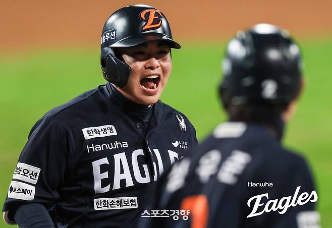 한화 문현빈이 대구 삼성라이온즈파크에서 열린 삼성과의 플레이오프 4차전에서 포효하고 있다. 한화이글스 제공