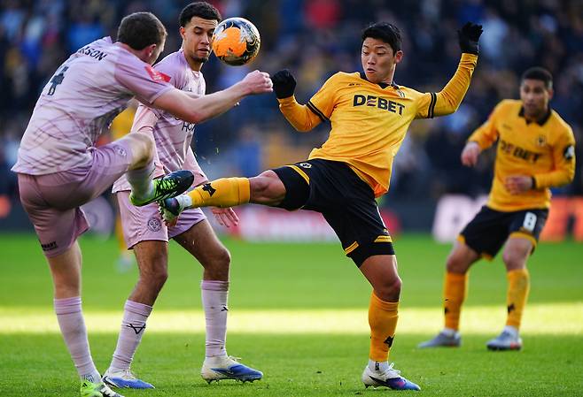 [볼 다투는 황희찬. AP연합뉴스