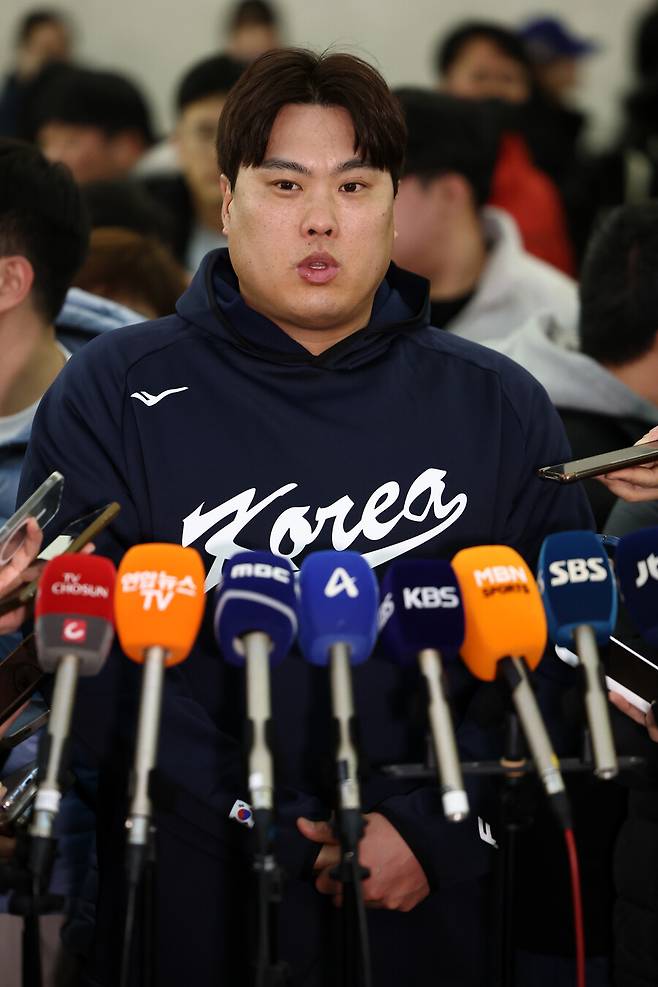 ▲ 한국 야구 대표팀의 사이판 캠프에 앞서 인터뷰하는 류현진 ⓒ연합뉴스