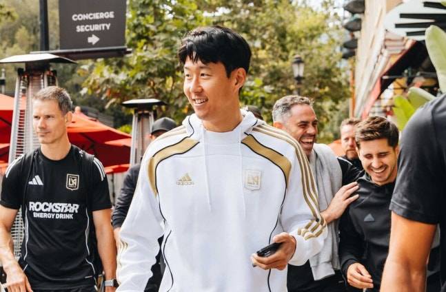 ▲ 2025시즌 손흥민의 활약상이 인정받았다는 의미이기도 하다.&nbsp;손흥민은 지난 8월 토트넘 훗스퍼와 결별한 뒤, 곧바로 LAFC 유니폼을 입었다. MLS 역시 춘추제를 도입하고 있는 만큼 시즌 도중 팀에 합류한 셈. 유럽에서 활약한 시간이 절반에 미치지 못하는데 올해의 팀 후보에 오르며 미국에서도 여전한 스타성을 과시했다.&nbsp;ⓒ LAFC