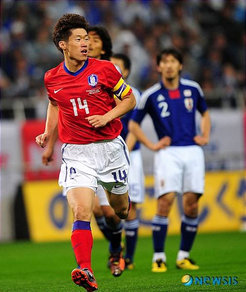 박지성이 지난 2010년 5월 일본 사이타마에서 열린 일본대표팀과의 친선경기에서 골을 넣고 산책 세리머니를 펼치고 있다. /사진=뉴시스