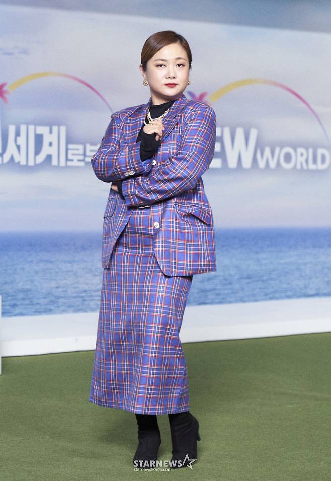 개그우먼 박나래가 17일 오전 온라인으로 진행된 넷플릭스 예능 '신세계로부터' 제작발표회에 참석해 포즈를 취하고 있다.  '신세계로부터'는 누구나 꿈꾸는 세계, 유토피아에서 일어나는 예측불허의 사건들과 생존 미션, 대결, 반전 등을 펼치며 벌어지는 이야기를 담은 신개념 가상 시뮬레이션 예능이다. / 사진제공 = 넷플릭스