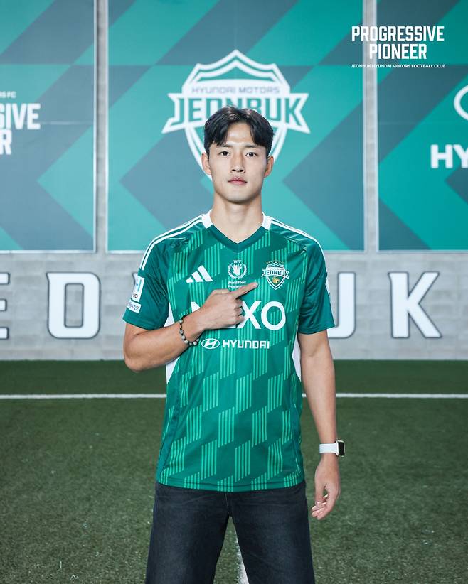 전북 유니폼을 입고 포즈를 취하는 김영환. /사진=전북 현대 제공