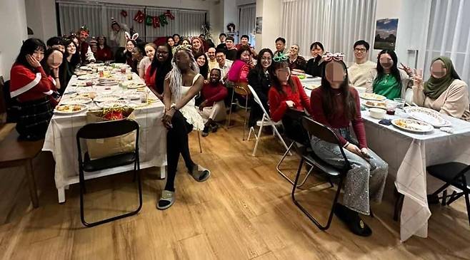 한국 속 작은 지구촌 (서울=연합뉴스) 이상서 기자 = 2025년 12월 25일 홍대입구역 근처에 있는 한 파티룸에서 다양한 국적의 외국인과 한국인이 연말 모임을 하고 있다. 2025.12.25. shlamazel@yna.co.kr (끝)