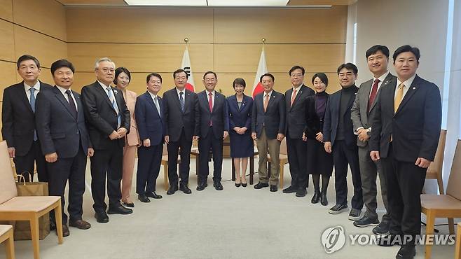 일본 총리 예방한 한일의원연맹·외통위 소속 의원들 (서울=연합뉴스) 한일의원연맹 회장인 주호영 국회부의장과 한일의원연맹·국회 외교통일위원회 소속 의원들이 9일 일본 도쿄 총리 관저에서 다카이치 사나에 일본 총리를 예방, 기념 촬영하고 있다. 2026.1.9 [주호영 국회부의장실 제공. 재판매 및 DB 금지] photo@yna.co.kr