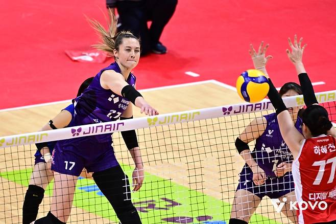 공격하는 흥국생명의 레베카(왼쪽) [한국배구연맹 제공. 재판매 및 DB 금지]