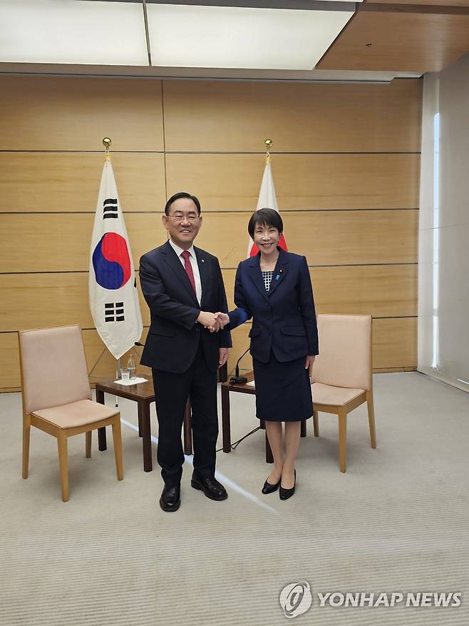 다카이치 사나에 일본 총리 예방한 주호영 국회부의장 (서울=연합뉴스) 한일의원연맹 회장인 주호영 국회부의장이 9일 일본 도쿄 총리 관저에서 다카이치 사나에 일본 총리를 예방, 기념 촬영하고 있다. 2026.1.9 [주호영 국회부의장실 제공. 재판매 및 DB 금지] photo@yna.co.kr