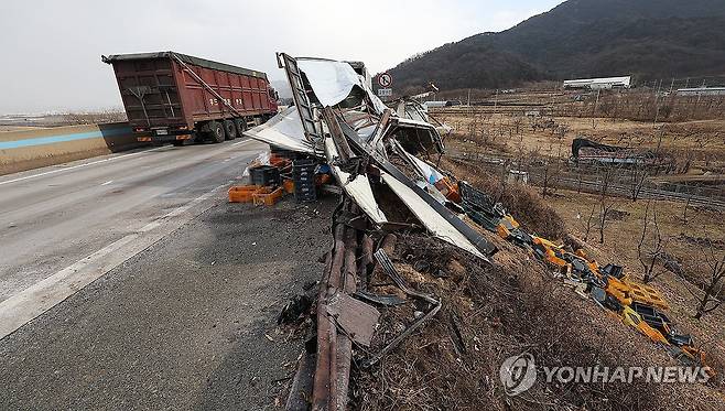 처참히 부서진 화물차 (상주=연합뉴스) 윤관식 기자 = 10일 경북 상주시 서산영덕고속도로에서 발생한 다중 추돌사고로 다수 사상자가 발생한 가운데, 사고로 부서진 화물차를 관계자들이 수습하고 있다. 2026.1.10 psik@yna.co.kr