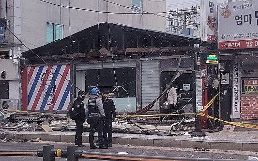 의정부서 강풍에 가로 15m 간판 쿵…20대 행인 사망 (의정부=연합뉴스) 최재훈 심민규 기자 = 경기 전역에 강풍주의보가 내려진 10일 의정부에서 강한 바람에 떨어진 간판에 깔린 행인이 숨지는 사고가 발생했다.
    경찰과 소방 당국에 따르면 이날 오후 2시 21분께 경기 의정부시 호원동에서 가로 15m, 세로 2m 정도 크기의 간판이 떨어졌다. 2026.1.10 [독자 제공. 재판매 및 DB 금지] photo@yna.co.kr