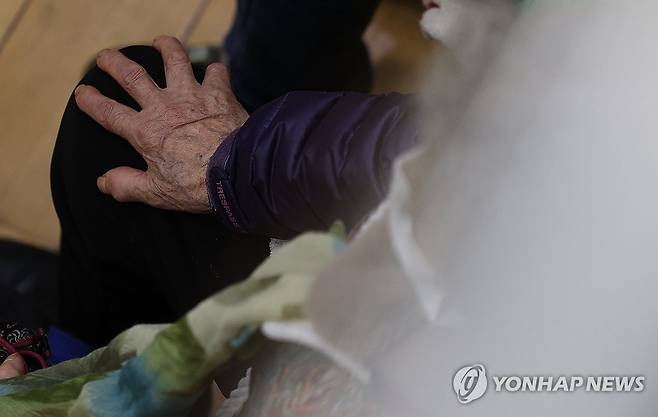 불안한 마음 (의성=연합뉴스) 윤관식 기자 = 경북 의성군에서 산불이 발생한 10일 의성체육관에 마련된 산불대피소에서 한 주민이 주불 진화 후에도 대피소에 머물러 있다. 2026.1.10 psik@yna.co.kr