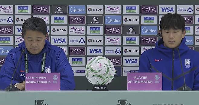 기자회견에 나선 이민성 감독(왼쪽)과 주장 이현용 [AFC 유투브 캡처. 재판매 및 DB 금지]