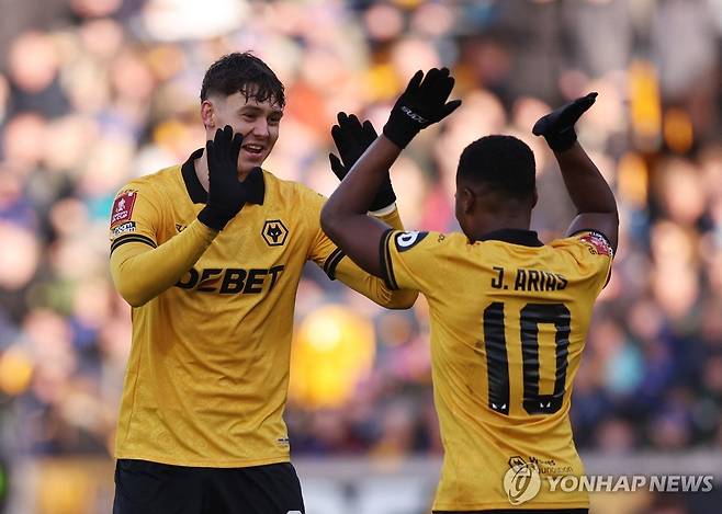 해트트릭 완성하고서 아리아스와 기쁨 나누는 라르센(왼쪽) [로이터=연합뉴스]