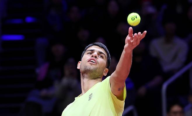 ▲ 10일 인천 인스파이어 아레나에서 열린 '현대카드 슈퍼매치14'에서 카를로스 알카라스서브를 시도하고 있다. /양진수 기자 photosmith@incheonilbo.com