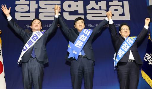 11일 서울 여의도 국회 의원회관에서 열린 더불어민주당 최고위원 보궐선거 후보자 합동연설회에서 최고위원에 당선된 후보들이 기념 촬영하고 있다./연합뉴스