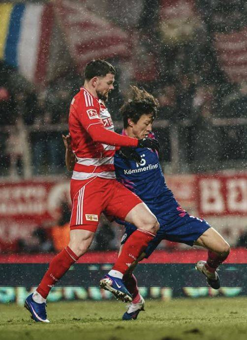 마인츠의 이재성이 10일 독일 베를린에서 열린 분데스리가 16라운드 우니온 베를린과의 경기 도중 공을 차지하기 위해 상대 선수와 몸싸움을 벌이고 있다. 마인츠 SNS 제공