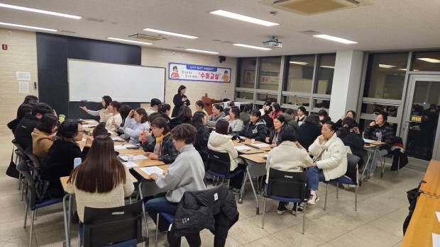 칠곡군 수어통역센터(센터장 곽승호)는 최근 칠곡군교육문화회관에서 평생교육사업인 '한국어수어교실 기초반'을 개최헸다. 사진=칠곡군 제공