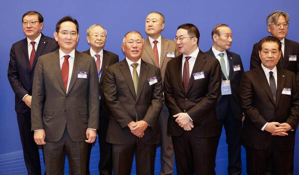 지난 5일 중국 베이징 조어대에서 이재명 대통령이 참석한 가운데 열린 한·중 비즈니스포럼에서 국내 기업 대표들이 기념촬영을 기다리는 광경. 앞줄 오른쪽부터 장인화 포스코홀딩스 회장, 구광모 LG 그룹 회장, 정의선 현대차그룹 회장, 이재용 삼성전자 회장. 사진=포스코홀딩스 제공