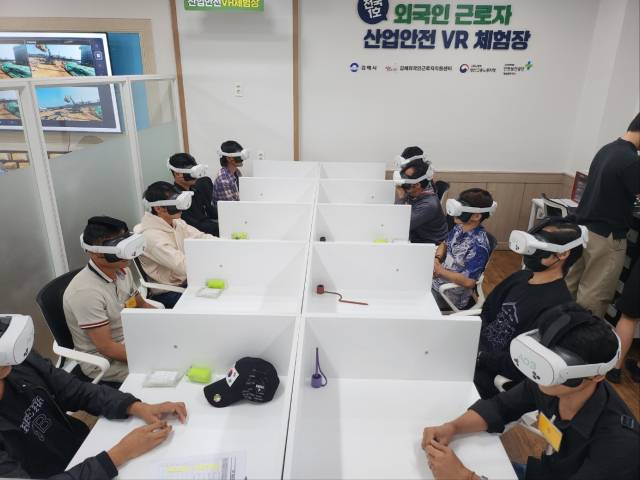 경남 김해외국인근로자지원센터는 언어 장벽이 높은 외국인 근로자들에게 실질적인 재해 예방 교육을 제공할 수 있도록 전국 최초로 ‘상설 산업안전 VR(가상현실) 체험교육장’을 도입해 눈길을 끈다. 김해시 제공