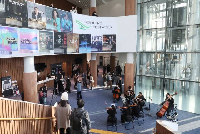 서부산권 최초의 클래식 전용 공연장인 부산 강서구 명지동 ‘낙동아트센터’의 개관공연이 열린 지난 10일 오후 관람객들이 공연장 입장을 기다리고 있다. 정종회 기자 jjh@