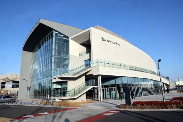 서부산권 최초 클래식 전용 공연장인 부산 강서구 명지동 ‘낙동아트센터’가 지난 10일 오후 개관 공연을 시작으로 본격 운영에 들어갔다. 낙동아트센터 전경. 정종회 기자 jjh@