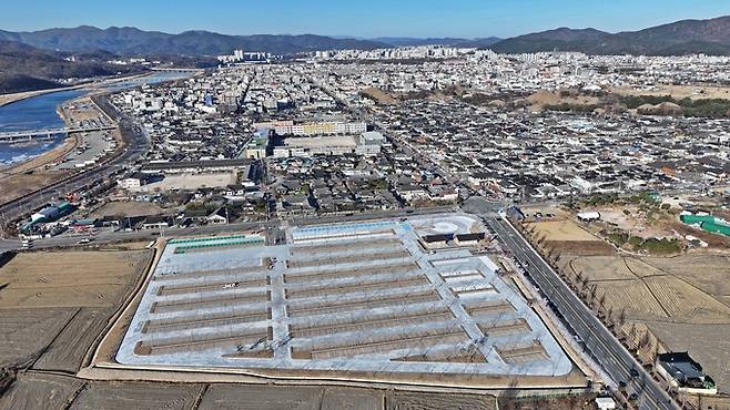 ▲ 경주시가 도심 차량 유입 분산과 관광객 편의·안전 확보를 위해 조성한 황리단길 대형 환승 공영주차장이 지난 3일부터 운영에 들어갔다. 사진은 시민들에게 개방된 황리단길 대형 환승 공영주차장 전경