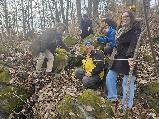 ▲ 의성군 빙계계곡에서 7일 일본 풍혈 네트워크 연구진과 의성군 관계자들이 겨울철에도 이끼가 분포한 온혈 지대를 가리키며 현장 미기후 조사와 관측 결과를 확인하고 있다. 의성군