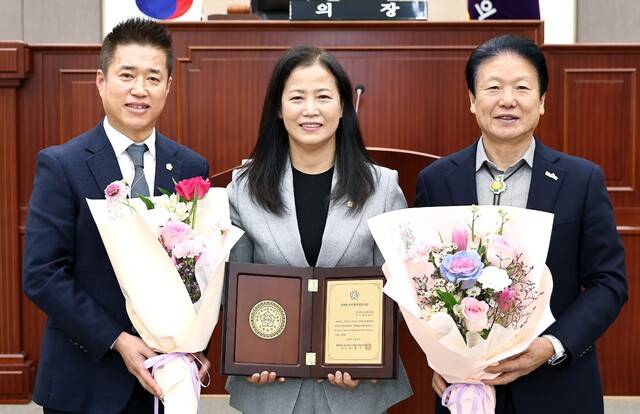 대한민국 지방의정봉사상을 수상한 성주군의회 이화숙(중앙) 부의장이 이병환 군수와 도희재 의장으로부터 축하를 받고 있다. 성주군의회 제공