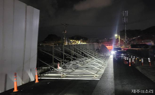 지난 10일 오후 10시34분쯤 제주시 도두동에서 강풍에 쓰러진 공사장 안전구조물.&nbsp;