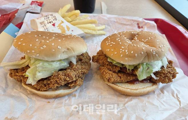 두 제품 모두 통다리살을 두툼하게 튀겨내 패티로 사용했으며, 위에는 양상추가 올라가 있다. 패티 크기가 번(빵)을 넘을 만큼 크다. (사진=한전진 기자)