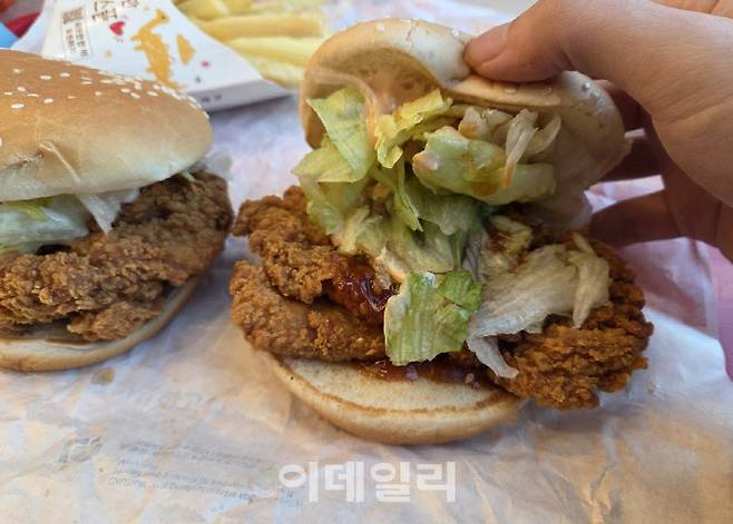 파이어핫 버거의 속 재료. 패티 아래 붉은 살사풍 소스와 양상추, 마요네즈가 섞여 있다. 은근한 갈릭향과 강한 매운맛이 특징이다. (사진=한전진 기자)