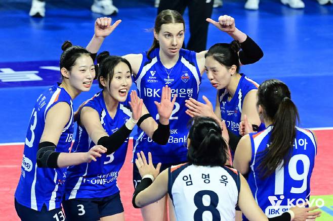 IBK기업은행이 현대건설을 상대로 풀세트 승릴ㄹ 거두고 여자부 4위로 올라섰다. 사진=KOVO