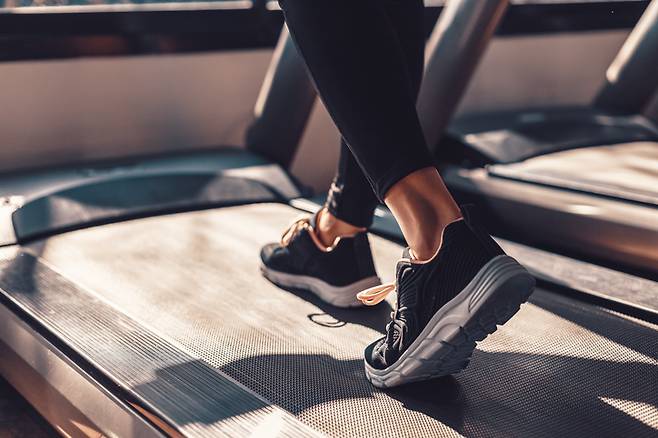 걷기 운동은 신체적, 정신적 건강을 증진시키고 수명까지 연장시키는 좋은 운동법으로 꼽힌다. 사진=게티이미지뱅크