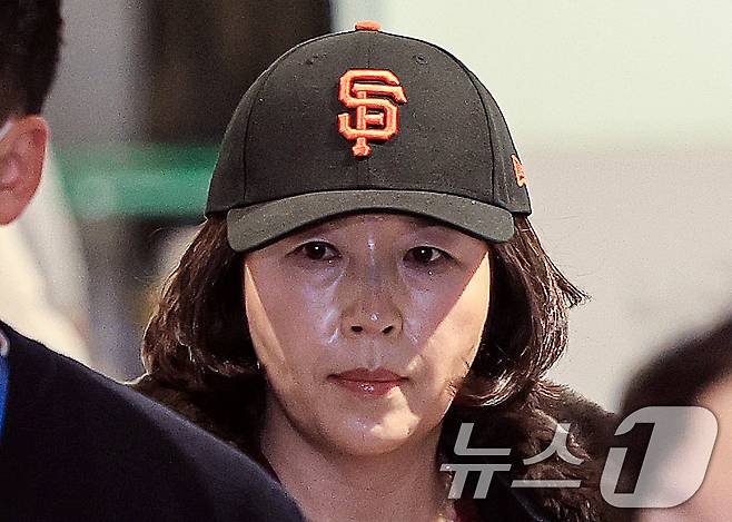 김경 서울시의원이 11일 인천국제공항 제1여객터미널을 통해 귀국하고 있다. 김 의원은 과거 2022년 지방선거 당시 더불어민주당 소속이던 강선우 의원에게 공천헌금 1억원을 전달한 의혹을 받고 있다. 2026.1.11/뉴스1 ⓒ News1 이호윤 기자