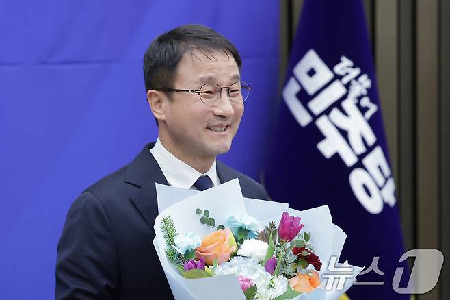 한병도 더불어민주당 신임 원내대표가 11일 서울 여의도 국회에서 열린 제22대 국회 더불어민주당 원내대표 선출을 위한 의원총회에서 인사를 하고 있다. 2026.1.11/뉴스1 ⓒ News1 신웅수 기자