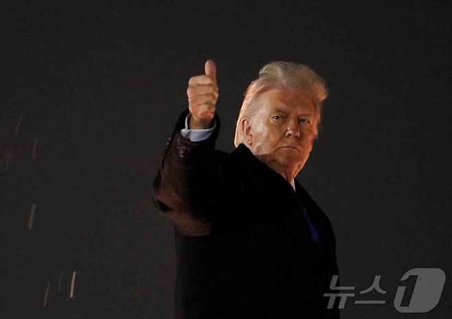 9일(현지시간) 도널드 트럼프 미국 대통령이 메릴랜드주 앤드루스 합동기지에서 플로리다로 향하는 대통령 전용기 '에어포스원'에 탑승하고 있다. 2026.01.09 ⓒ 로이터=뉴스1 ⓒ News1 김지완 기자