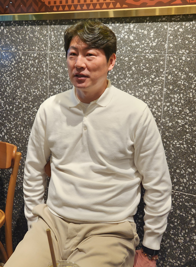 전남 드래곤즈 박동혁 감독이 10일 동계전지훈련지인 태국 방콕으로 출국하기 전 인천국제공항에서 취재진과 만나 인터뷰하고 있다. 사진 | 인천국제공항=김용일 기자