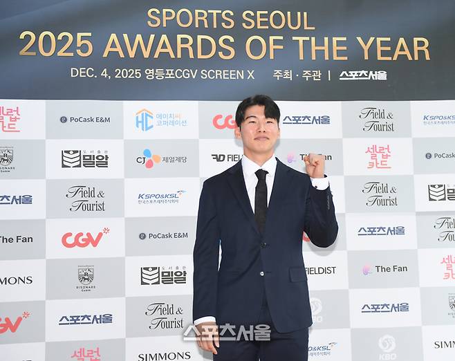 LA 다저스 김혜성이 4일 서울 영등포 타임스퀘어 CGV 영등포 스크린X관에서 열린 ‘제39회 스포츠서울 올해의 상’ 포토월에서 포즈를 취하고 있다. 영등포 | 최승섭 기자 thunder@sportsseoul.com