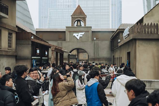 ‘CFS 2025 그랜드 파이널’이 열린 중국 쓰촨성 청두에 마련된 크로스파이어 체험관 전경. 사진 | 스마일게이트