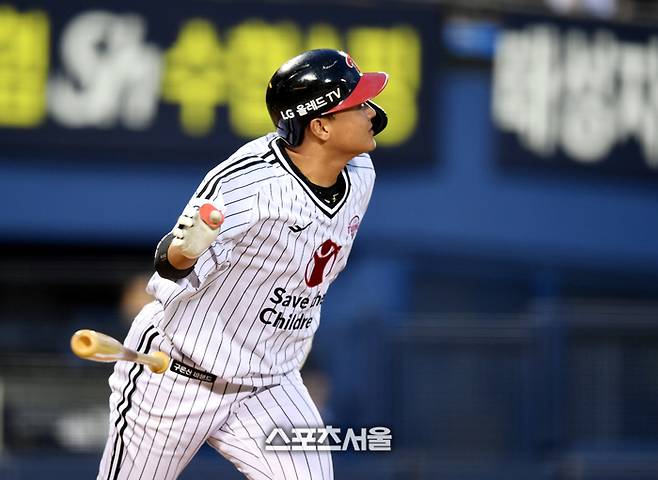 LG 이재원이 16일 잠실야구장에서 열린 2023 KBO리그 KT와 경기 4회말 2사 좌중월 홈런을 날린 후 타구를 바라보고 있다. 잠실 | 최승섭기자 thunder@sportsseoul.com